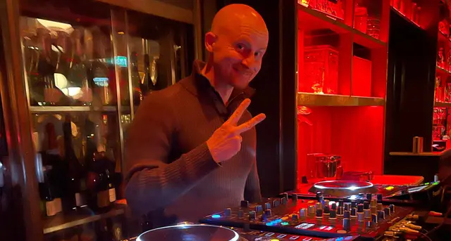 Peace sign from the booth at Berns Asiatiska