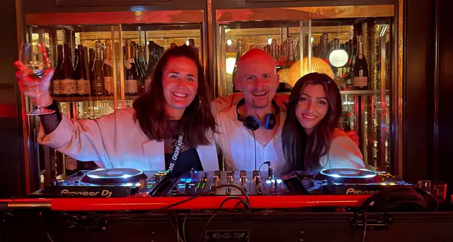 At the decks with friends, Berns Asiatiska