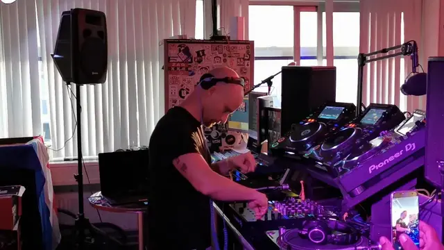Video: transition on three decks